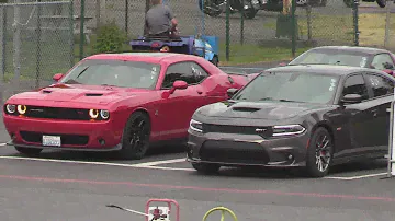 Charger SRT vs Challenger Scat Pack - drag race